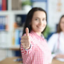 Dame viser tommelen opp