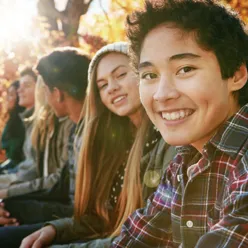 Ungdom i sollys ser mot kamera