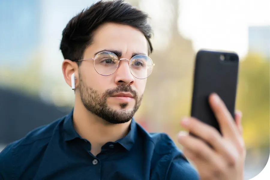 En mann som holder en telefon