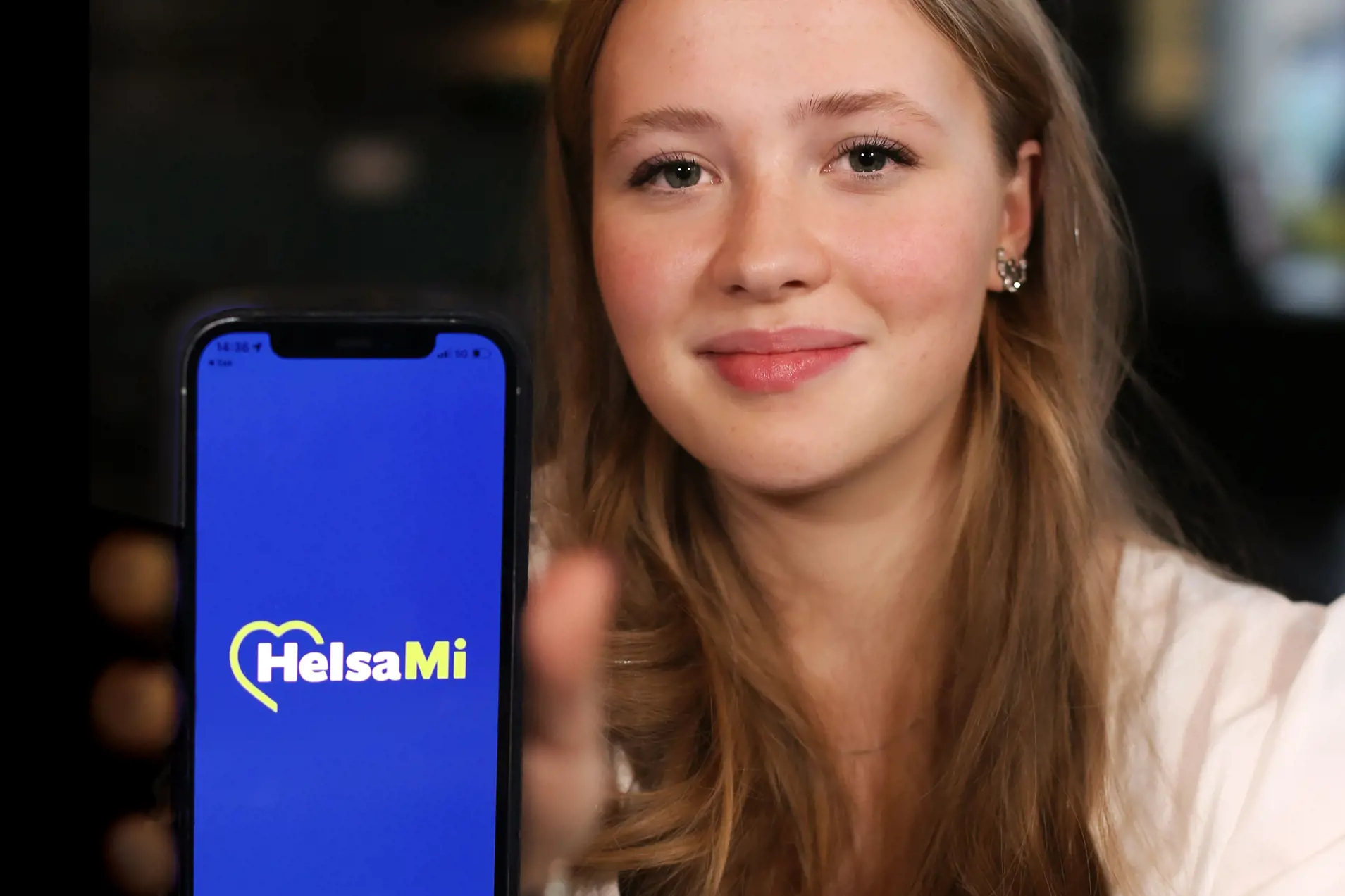 Ungdom som hasr lastet ned HelsaMi på mobilen