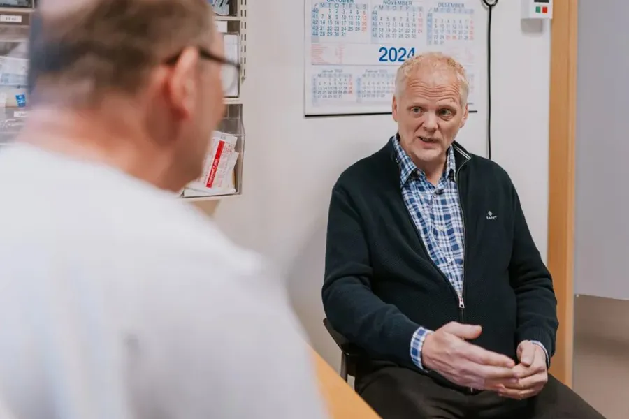 En person som snakker med en person