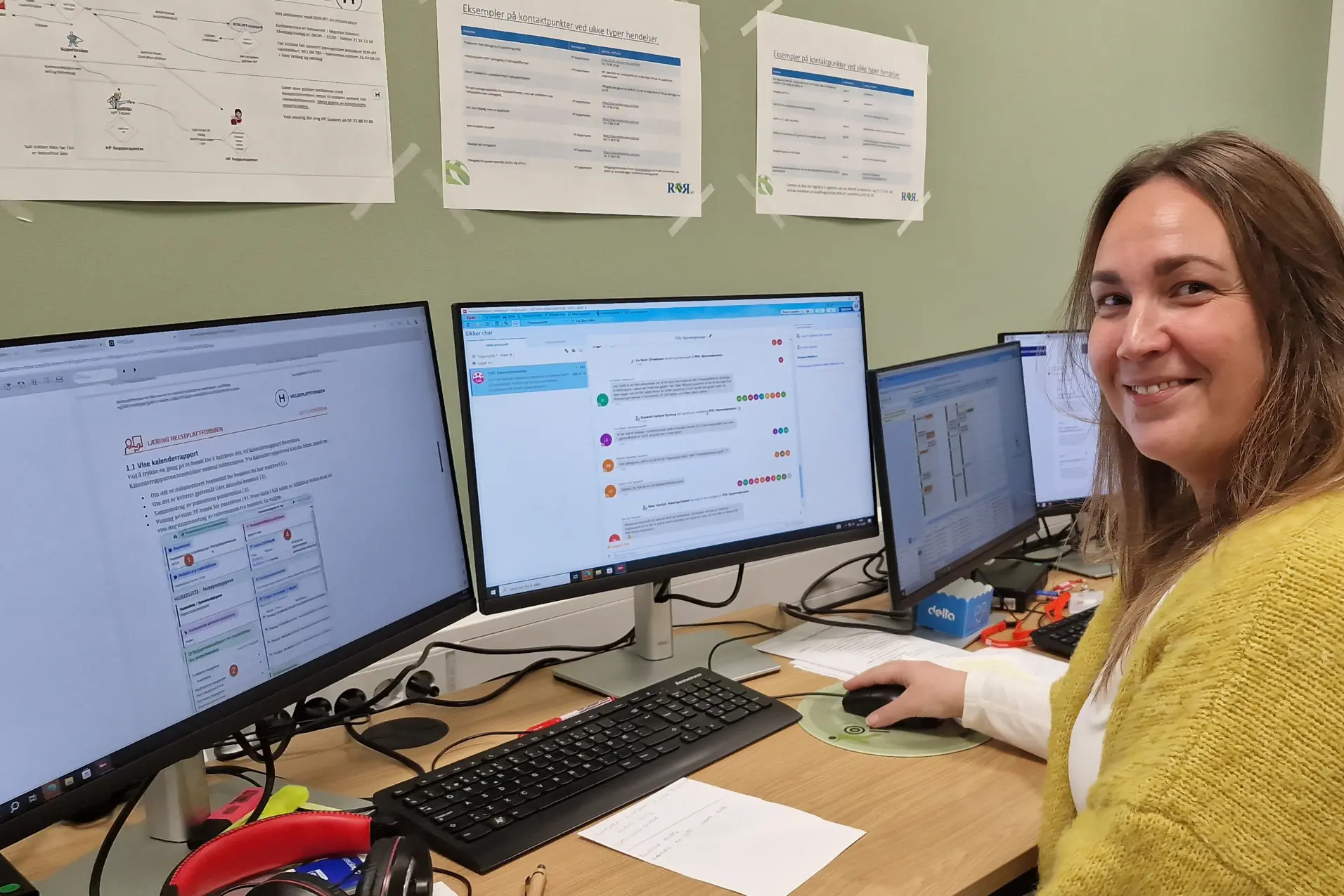 Sykepleier Birte Sofie Bergem sitter foran en pc